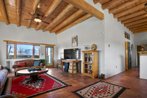 607 CRITCHER RD, TAOS, NM 87571, photo 4 of 23